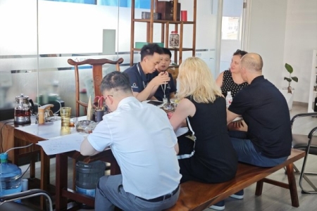 国外客户莅临我司考察，深化外贸交流与合作